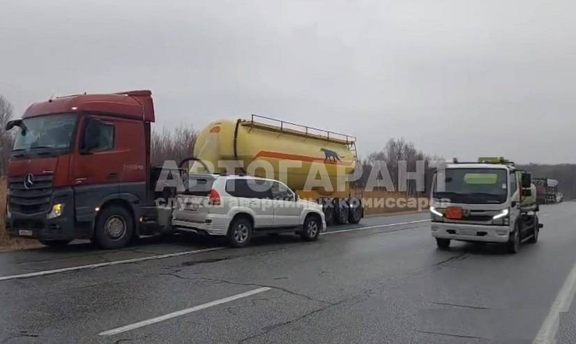 Land Cruiser, Mercedes, Volkswagen - участники массового ДТП на трассе Приморья