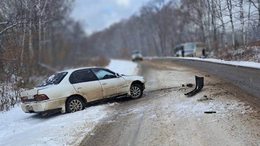 Подробности столкновения седана и пассажирского автобуса на трассе Приморья