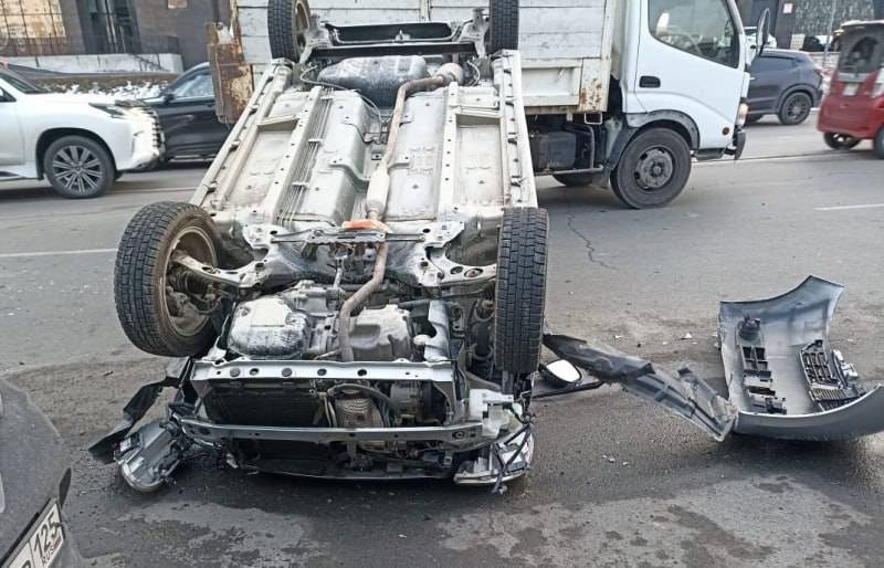 «Колеса вверх»: подробности серьезной аварии на дороге Владивостока