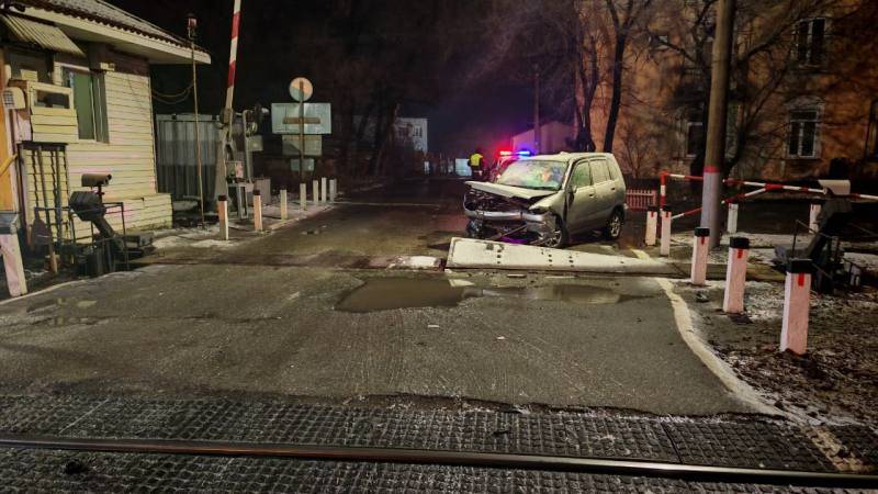 Водитель за рулем Nissan влетел в барьер автомата ж/д переезда во Владивостоке