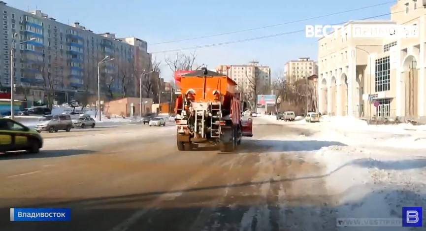 Бригады дорожников ликвидируют последствия непогоды во Владивостоке