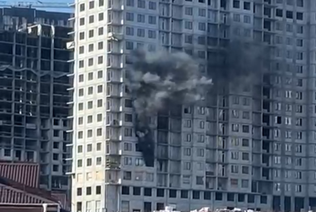 Пожар полыхает в строящемся ЖК во Владивостоке