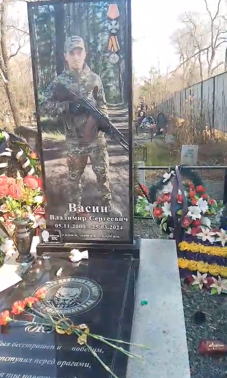 "Что натворили сволочи...": жительница Приморья пришла на могилу погибшего сына и ужаснулась