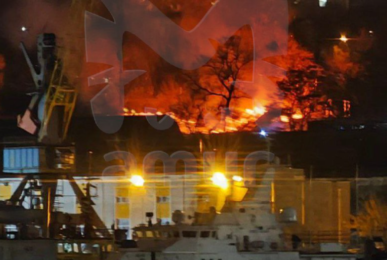 Кровля обрушилась: стали известны подробности мощного пожара в центре Владивостока