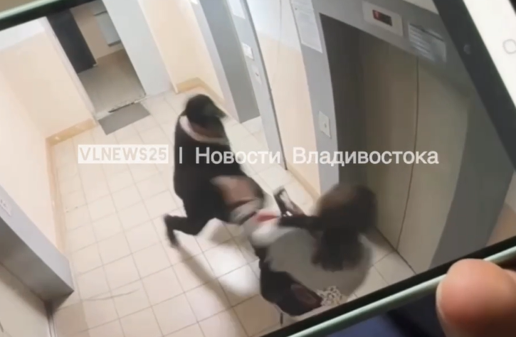 "Хук справа": агрессивный сосед напал на девушку в подъезде дома во Владивостоке