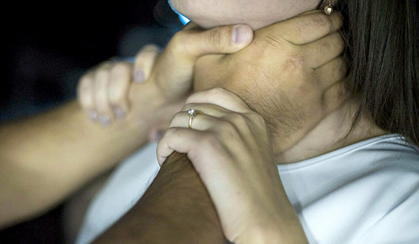 Схватил за шею и потащил: поступок соседа шокировал жильцов дома во Владивостоке