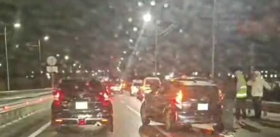 "Ледовое побоище": с десяток автомобилей попали в ДТП на аэропортовской трассе