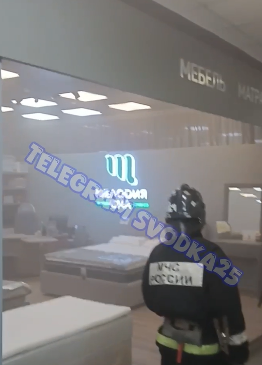 "Со скидкой всё на ура пойдёт": опубликованы кадры с места пожара в ТЦ Владивостока