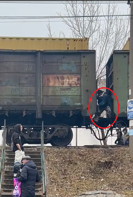 Горожане демонстрируют чудеса акробатики с риском для жизни на железной дороге во Владивостоке