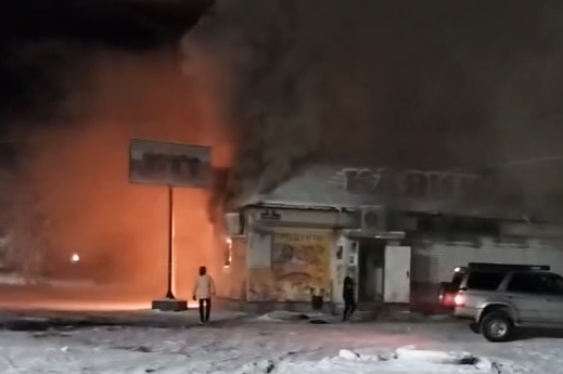 Мощный пожар уничтожил магазин в Лесозаводске
