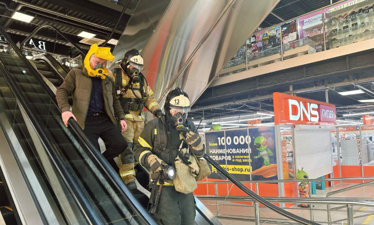 В Приморье срочно эвакуировали людей из крупного торгового центра