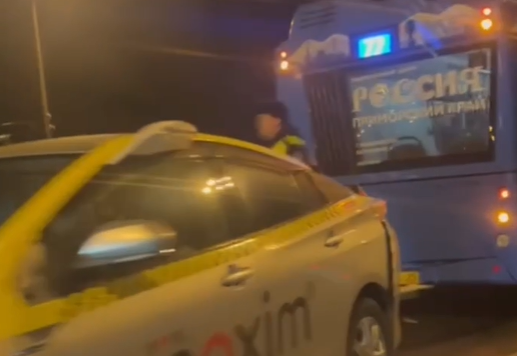 ДТП с участием такси и пассажирского автобуса блокировало движение на Золотом мосту