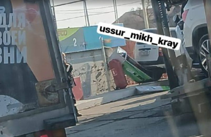 В Приморье автомобиль снёс бензиновую колонку на АЗС