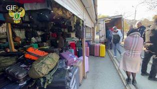 Проходят изъятия: силовики нагрянули на Спортивный рынок во Владивостоке Проходят изъятия: силовики нагрянули на Спортивный рынок во Владивостоке