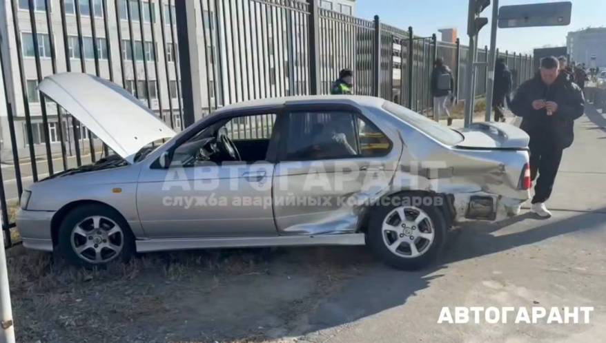Водитель сбил пешехода и врезался в забор ДВФУ на Русском острове