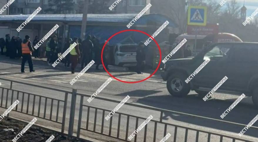 В Приморье авто опять влетело в придорожный торговый павильон