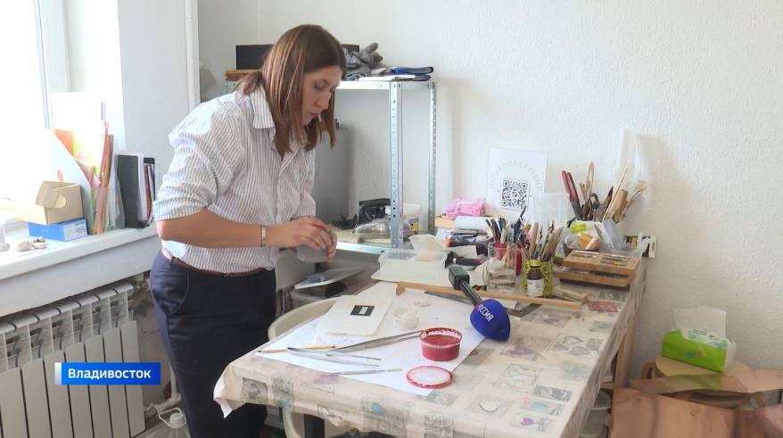 Во Владивостоке в мастерской горячей эмали рождаются произведения искусства