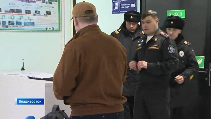 Военные следователи встретили «особенных» пассажиров в морском порту Владивостока