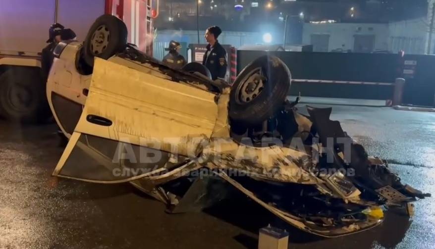 «В хлам»: водитель сбежал с места ДТП после мощного удара авто о дерево во Владивостоке