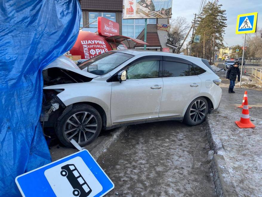 Авто влетело в торговый павильон у автобусной остановки в Приморье: подробности