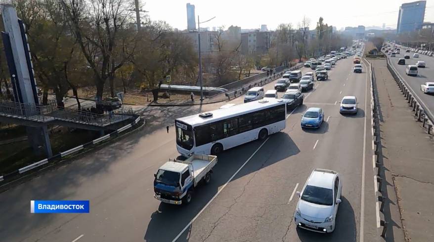 «Убрать нельзя оставить»: камнем преткновения стала «выделенка» на дороге Владивостока