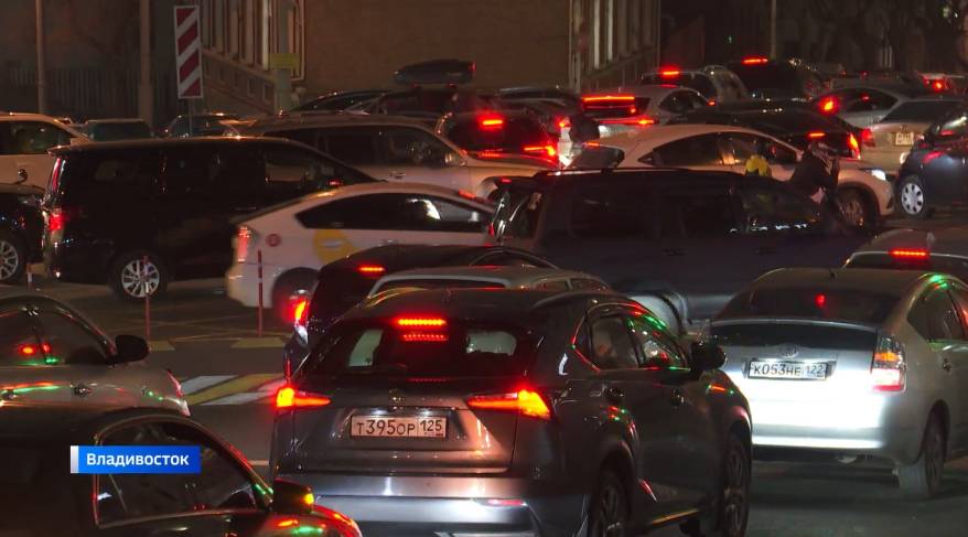 Небольшой снег накалил дорожную обстановку во Владивостоке