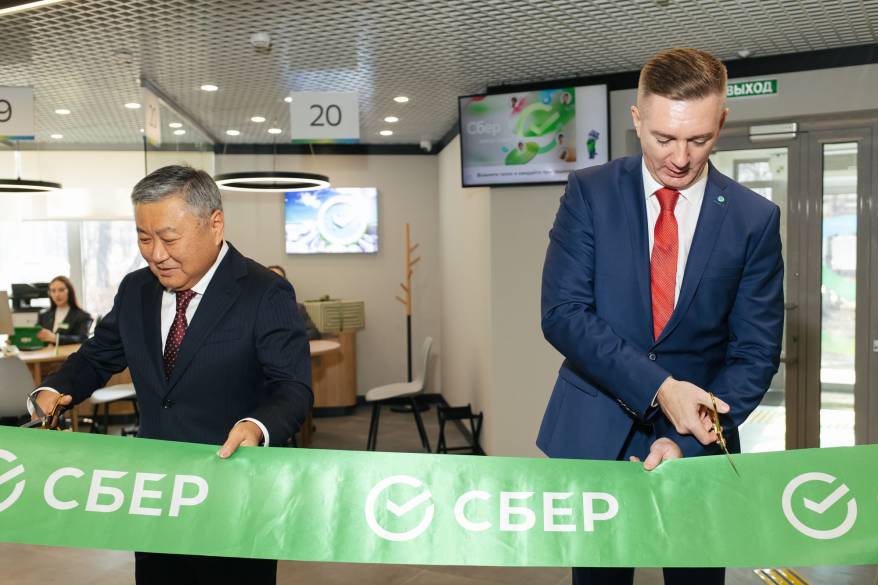 Сбер обновил для жителей Артёма крупнейший офис в городе
