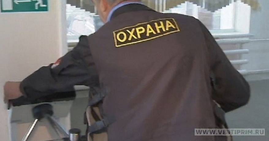 «Ты тупая, пошла отсюда»: в Находке охранник школы напал на женщину