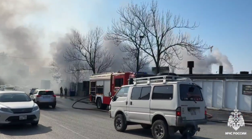 Крупный автомагазин горит во Владивостоке