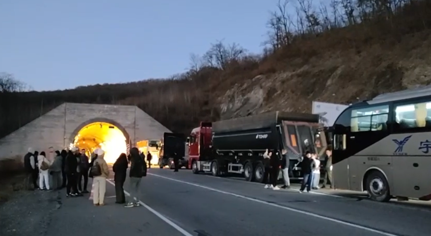 Авария в тоннеле: автобусы из Китая и большегрузы встали в "дикую" пробку в Приморье