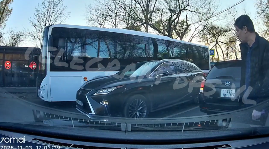 Мужчина с оружием в руках заблокировал движение на дороге во Владивостоке