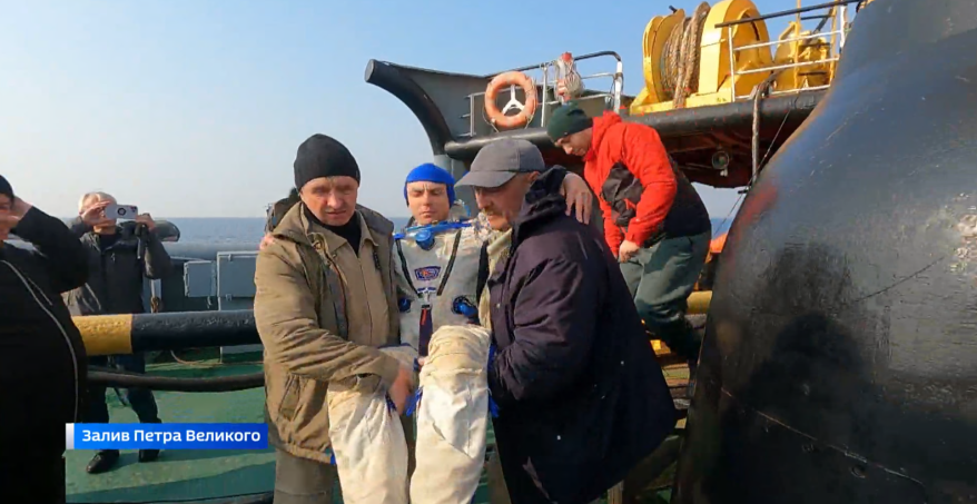 Спасатели ТОФ обнаружили "космический аппарат" в Японском море и оказали помощь "космонавтам"