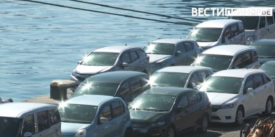 Привезенный из Кореи автомобиль попал под погрузчик в порту Находки