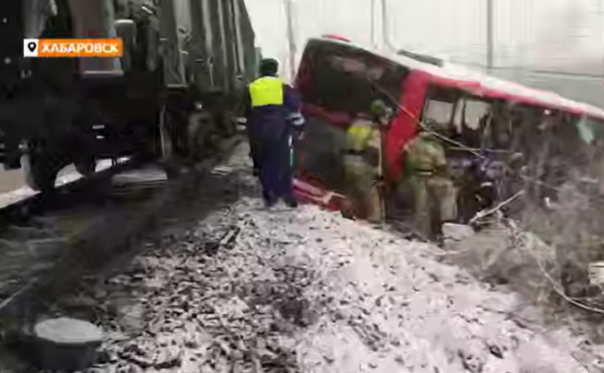 Водителя, загнавшего автобус под поезд в Хабаровске, выписали из больницы
