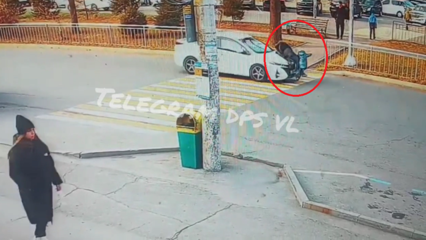Автомобиль сбил женщину с ребёнком на зебре во Владивостоке: момент ДТП попал на видео
