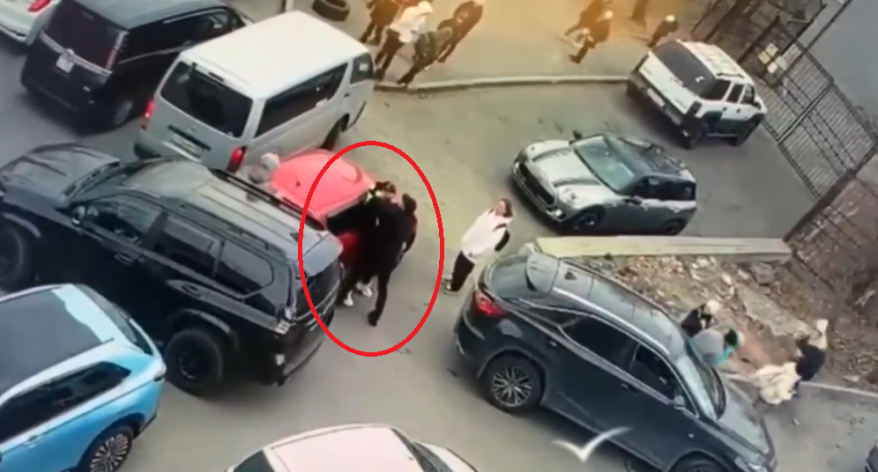 "Стал душить и избивать": водитель Land Cruiser устроил жесткий "махач" во Владивостоке