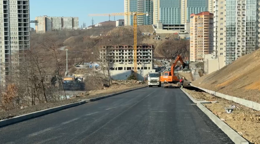 Завершается строительство дороги в районе нового жилого микрорайона Владивостока