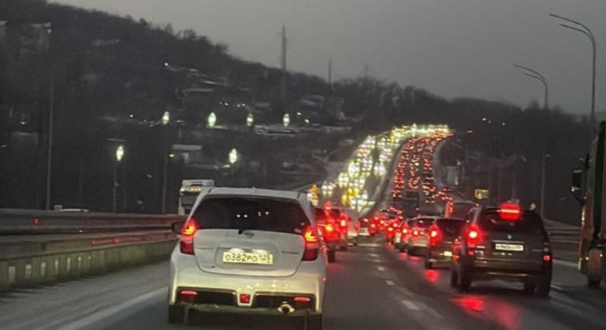 "Куча машин в кюветах": масса ДТП и дикие пробки на дорогах в Приморье