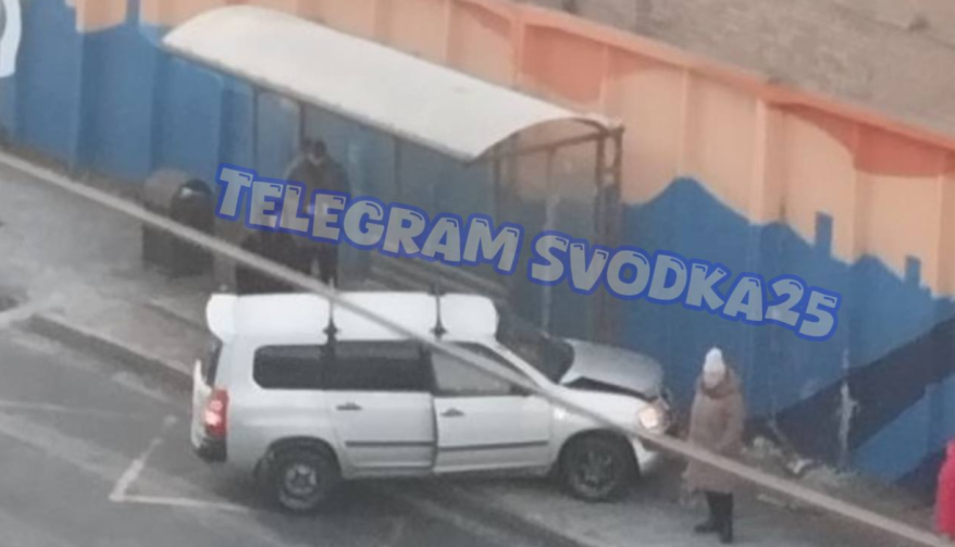 Автомобиль врезался в автобусную остановку во Владивостоке