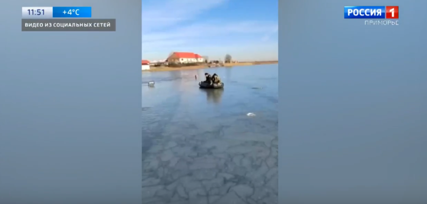 Рыбаки штурмуют неокрепший лед в Приморье