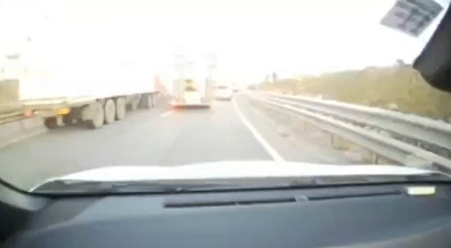 В Сети появилось видео аварии с участием трех большегрузов во Владивостоке