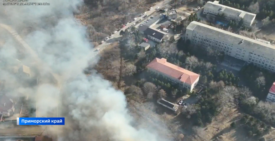 Мощный пожар подошел к нескольким приморским селам