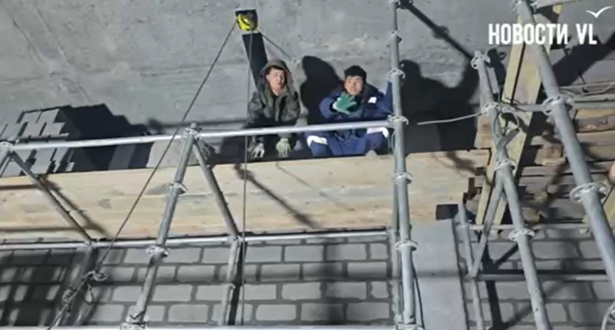 Житель Владивостока пришел на шумную стройку многоэтажки и уложил строителей спать