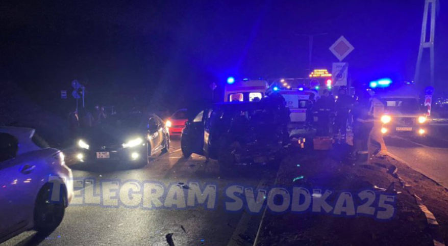 "Жесть, там месиво": скорая и спасатели МЧС работают на месте страшного ДТП во Владивостоке