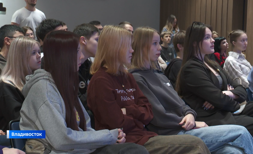 Школьники и студенты Приморья узнали тонкости работы в логистике на "FESCO Talk"