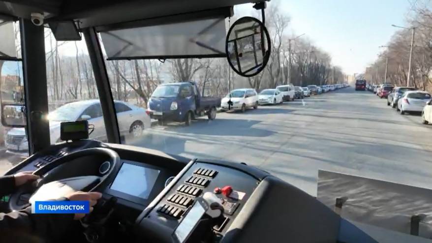 Работу, обучение и стипендию предлагают будущим водителям троллейбуса во Владивостоке