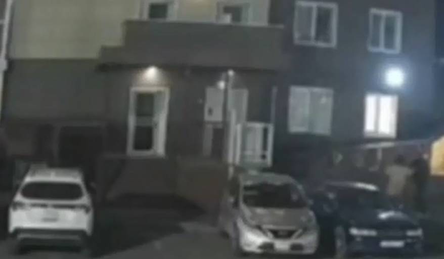Момент падения девушки из окна многоэтажки в Приморье попал на видео