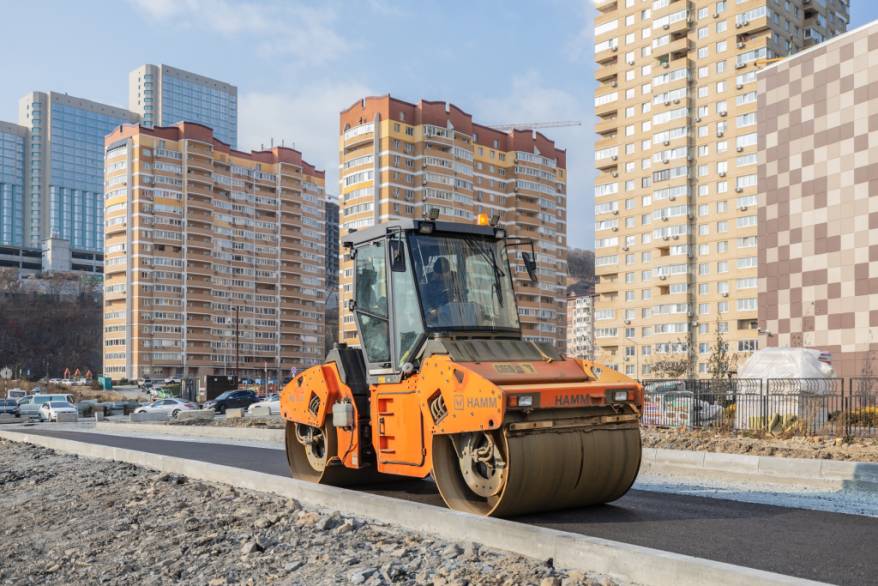 Асфальт уложили, осталось освещение: новая дорога на Зелёном Углу почти готова