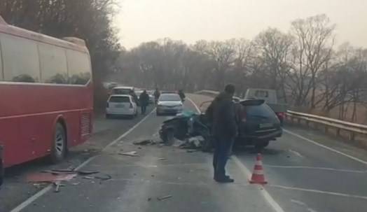 Легковой авто влетел в пассажирский автобус на трассе «Артем - Находка»