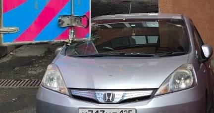 Дверь фургона нанесла «сокрушительный» удар по лобовому стеклу седана во Владивостоке Дверь фургона нанесла «сокрушительный» удар по лобовому стеклу седана во Владивостоке
